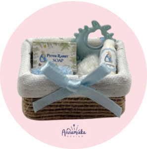 Annemieke Design Peter Rabbit Geschenkmand Blauw Poppenhuisminiatuur Roze